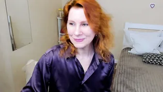 Seductive_foxy_ tease naked on cam