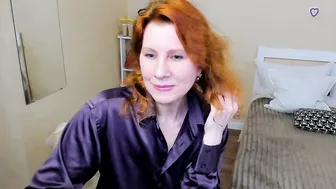 Seductive_foxy_ tease naked on cam