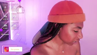 queen_perla_ cam chat posing on webcam
