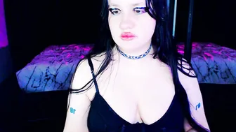 lola_chi (09/11/2025) posing on webcam