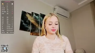 Philomenagroomes posing on cam live webcam show