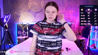 marich_ka show posing on webcam