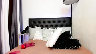 katemolino posing on webcam live webcam show