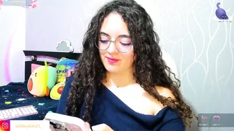 Ashleykiim_ bigtits posing on webcam