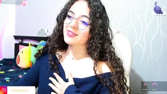 Ashleykiim_ bigtits posing on webcam