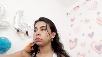 Lily_robertss_ latina posing on webcam
