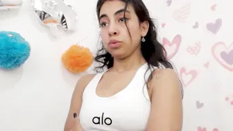Lily_robertss_ latina posing on webcam
