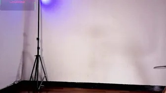 nova_swan posing on webcam (09-30-2025)
