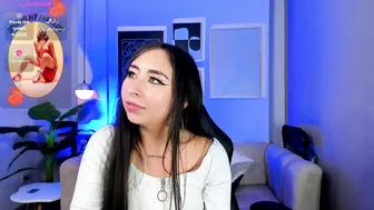 Cloe_martinez_ posing on webcam (09/30/2025)