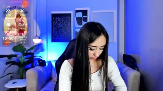 Cloe_martinez_ posing on webcam (09/30/2025)