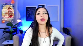 Cloe_martinez_ posing on webcam (09/30/2025)