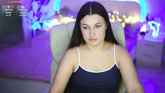 onelaya tits posing on webcam