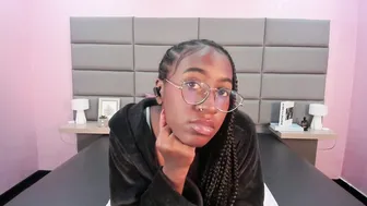 Qeen_blackk (10/05/2025) bigboobs