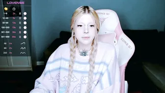 succubus_leslie posing on webcam (10-05-2025)