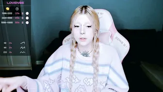 succubus_leslie posing on webcam (10-05-2025)