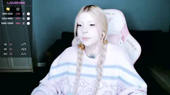 succubus_leslie posing on webcam (10-05-2025)