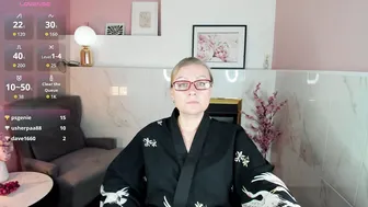 Alexandra_kind curvy posing on webcam