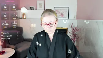 Alexandra_kind curvy posing on webcam