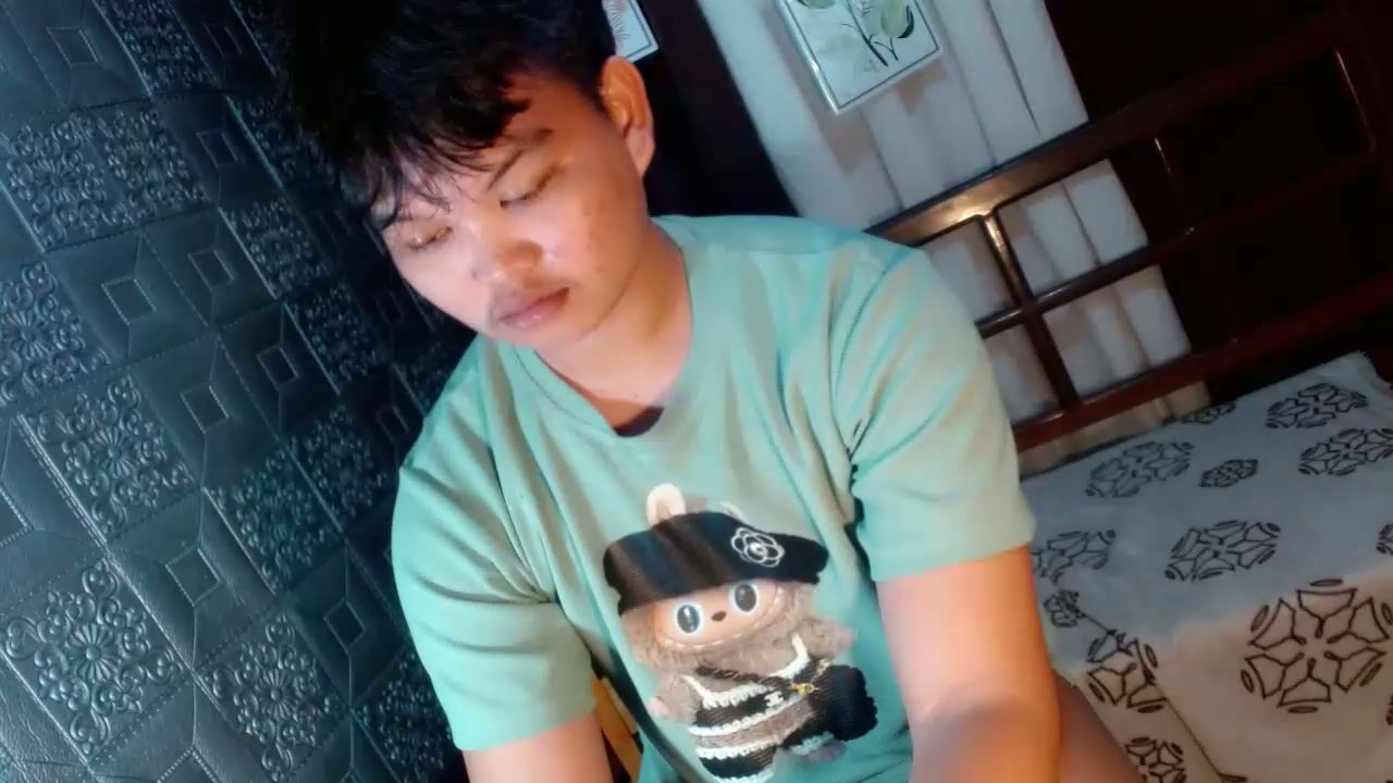 Rnl_cum asian posing on webcam