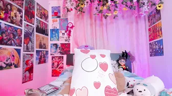 Misscurvytop posing on webcam (10/09/2025)
