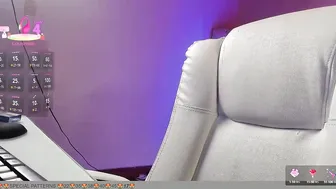 Bdsmelapetite latina posing on webcam