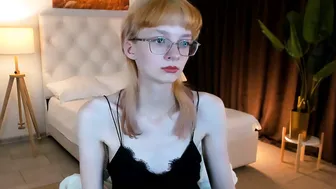 Mollyjiggles blonde cam girl