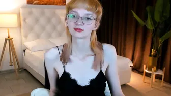 Mollyjiggles blonde cam girl