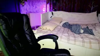 crissy_love posing on webcam 10-15-2025