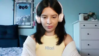 Laricenature lovense posing on webcam