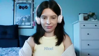 Laricenature lovense posing on webcam