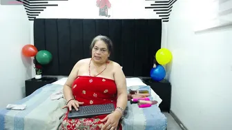 Queenmature granny video cam porn