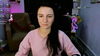 lia_sunset posing on cam 10/16/2025