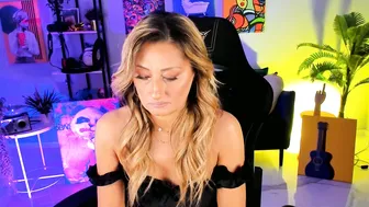 sarahholly posing on webcam 16-Oct-25