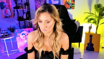 sarahholly posing on webcam 16-Oct-25