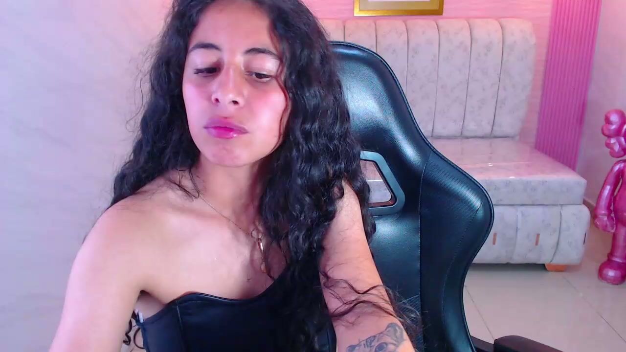Paris_1sub cam sex posing on cam