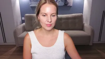 Melaniebennett posing on cam 10/17/2025