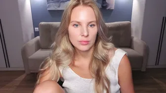 Melaniebennett posing on cam 10/17/2025