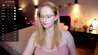 sheslinki cam sex chat 10/18/2025
