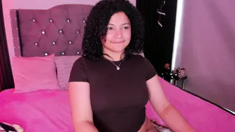 Dakota_mars lovense posing on webcam