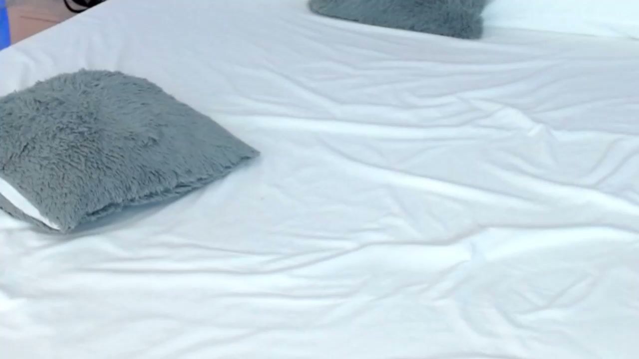 leonacutecam bigtits posing on cam
