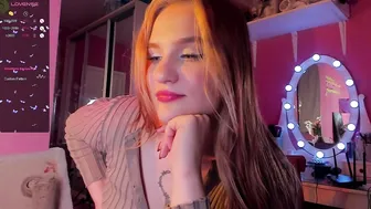 caroline_kiparis (10/21/2025) on webcam