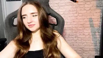 Loreanyeatman webcam show 10/21/2025