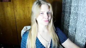 emmafrizea posing on webcam 10/24/2025