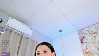 Lina_divaa posing on cam (10-24-2025)