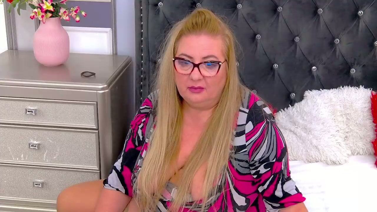 Voluptuousleona bbw naked