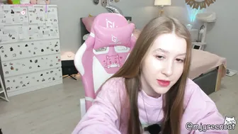 mjgreencat porn cam posing on cam
