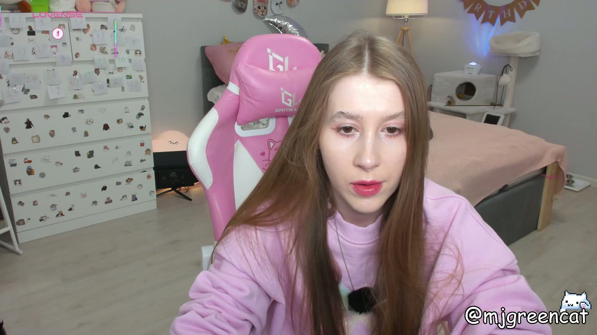 mjgreencat porn cam posing on cam
