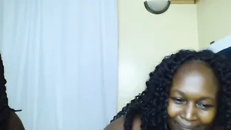 nutgal_ oil posing on cam