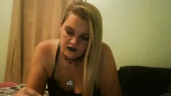 curvymom2025 on webcam 27-Oct-2025
