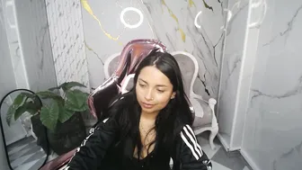 odette_b posing on webcam 28-Oct-25